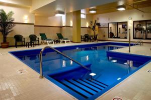 多瓦尔蒙特利尔机场费尔菲尔德万豪套房酒店的一座蓝色海水的大型游泳池