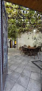 第比利斯7客房酒店的庭院里设有桌椅。