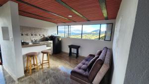 瓜塔维塔Carpe Diem的一间带两把椅子的客厅和一间厨房