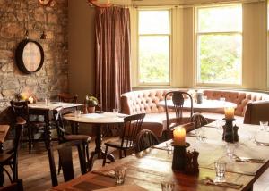 克雷盖拉希斯佩塞德克雷盖拉希酒店的餐厅设有桌椅和沙发。