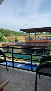 SisonDuran Pool & Guesthouse的一座在庭院里设有游泳池的建筑