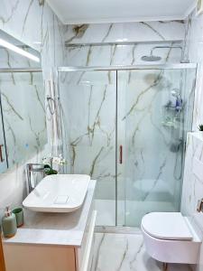 阿马多拉Lisbon Luxury Studio的带淋浴、盥洗盆和卫生间的浴室