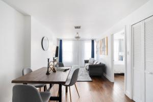 纽约1435-3-3 Bedrooms 2Bath W D Prime Upper east的白色的客厅配有桌椅