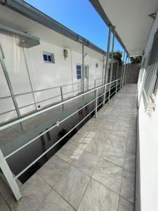 福尔摩沙El Catorce Departamento Temporario的建筑中一个空阳台,有走道