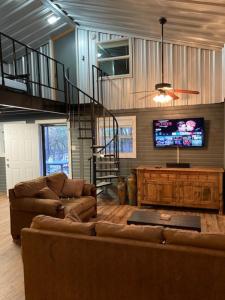 西斯科Lobo Lake Cabin的客厅配有两张沙发和一台电视机