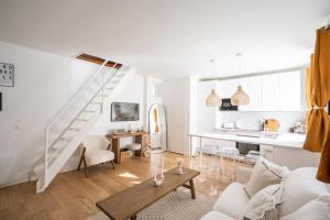 勒瓦卢瓦-佩雷Beautiful duplex on the outskirts of Paris - Welkeys的白色的客厅配有白色的沙发和桌子