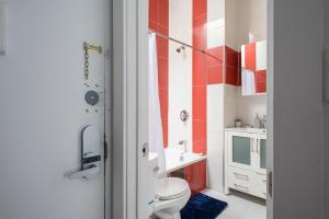 纽约24-18 New Gramercy Studio W D in Unit Fully Reno的一间带卫生间和水槽的浴室