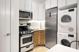 纽约24-6 Gramercy area Newly reno Studio W D in unit的厨房配有冰箱、洗衣机和烘干机