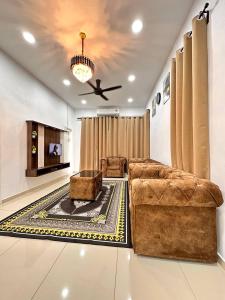 淡马鲁Humairah Homestay - Near Bandar Temerloh的带沙发和天花板的客厅