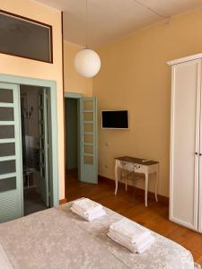 卡利亚里Appartamento centro storico Cagliari - Alter Nos house的配有床、桌子和电视的房间