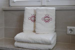 大卡尔巴赫Boutique-Hotel im Sternenhof的浴室架子上的毛巾堆