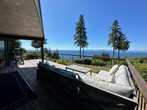半月湾Barooga: Stunning View Home in Halfmoon Bay, Canada的带沙发的海景甲板