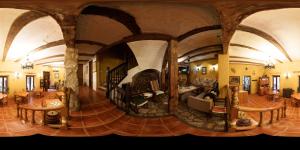 阿德穆斯加里多卡萨乡村民宿的一个带横梁天花板的大客厅和一个大客厅