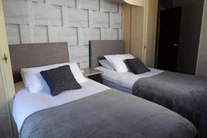 伯明翰Huge 9 Bed Property Sleeps 17, Near NEC, City Centre, HS2的两张位于酒店客房的床,配有两张sidx sidx单人床
