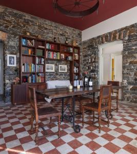 戈里齐亚Castel San Mauro的客厅配有木桌和椅子