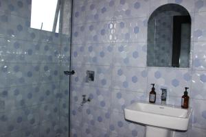 MunyonyoMHP Apartments的一间带水槽和淋浴的浴室