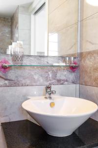 卡勒达德福斯特Dunas of Love的浴室设有白色水槽和镜子