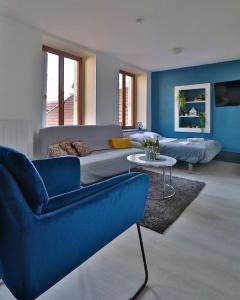 蒙贝利亚尔Studio de 30m² hypercentre très calme的客厅配有蓝色的沙发和桌子