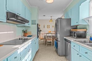 阿森斯Artsy Athens Oasis with spacious living area的厨房配有蓝色橱柜和不锈钢冰箱