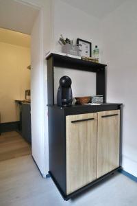 蒙贝利亚尔Studio de 30m² hypercentre très calme的厨房配有茶壶和吧台
