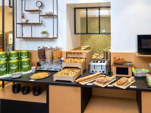 马孔马孔中心宜必思尚品酒店的面包柜台,提供各种面包和糕点