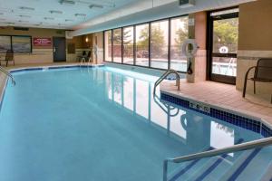 纳什维尔纳什维尔机场德鲁里套房酒店的大楼内一个蓝色的大型游泳池