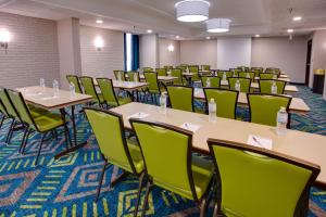 纳什维尔纳什维尔机场德鲁里套房酒店的教室里配有桌椅