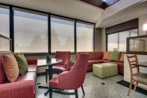 埃文斯维尔埃文斯维尔东特鲁利套房酒店的一间配有沙发、椅子和窗户的等候室