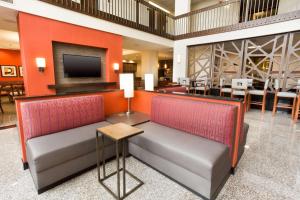 埃德蒙逊德鲁里圣路易斯机场套房酒店的酒店大堂配有沙发和电视