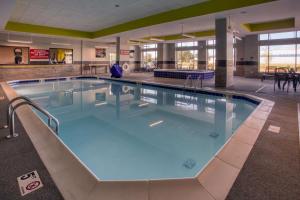 亨茨维尔Drury Inn & Suites Huntsville Space & Rocket Center的大楼内一个蓝色的大型游泳池