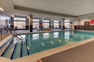 哥伦布Drury Inn & Suites Columbus Polaris的大型建筑中的大型游泳池