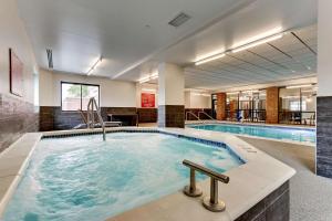 圣保罗Drury Plaza Hotel St. Paul Downtown的在酒店房间的一个大型游泳池
