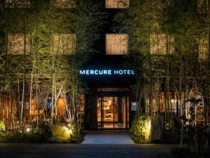 高山Mercure Hida Takayama的夜间进入一家美利坚酒店