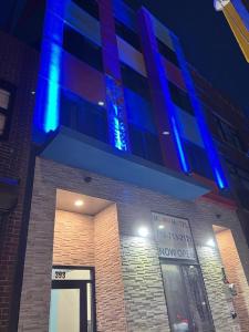 布鲁克林Moon Hotel Brooklyn的上面有蓝色的灯的建筑
