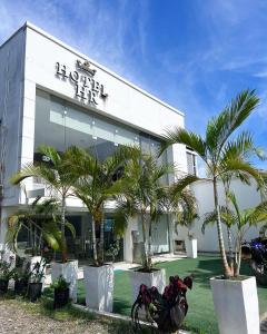 阿帕尔塔多HOTEL HABANA REAL的一座楼前有棕榈树的酒店