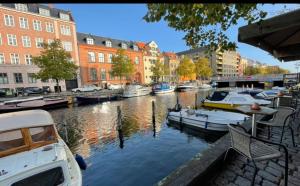 哥本哈根哥本哈根510公寓的一群船停靠在运河上,有建筑物