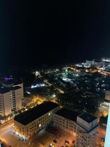 瓜拉丁加奴ALEENA STAYCATION @ APARTMENT TOK PELAM PANTAI BATU BURUK的夜晚城市的空中景观