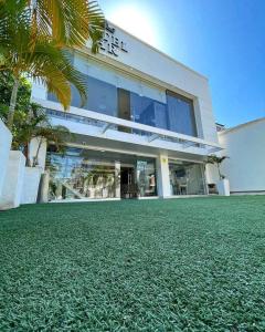 阿帕尔塔多HOTEL HABANA REAL的前面有绿色草坪的建筑