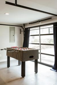 阿森斯Greenway Garage with Firepit的窗户房间里一张乒乓球桌