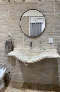 波萨达斯Wawa Estudio 3的一间带水槽和镜子的浴室
