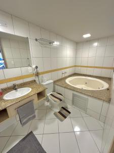 南雅拉瓜Saint Sebastian Flat 716 - Com Hidro! até 3 pessoas, Duplex, no centro的带浴缸、卫生间和盥洗盆的浴室