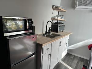 蒙蒂塞洛Lake Shafer Resort的厨房配有水槽和微波炉