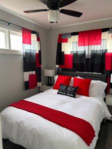 蒙蒂塞洛Lake Shafer Resort的一间卧室配有一张红色和黑色的大床