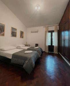 萨尔塔Casa Montaña的大客房铺有木地板,配有两张床。