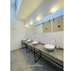 萨尔塔Casa Montaña的浴室里一排水槽,有一排镜子