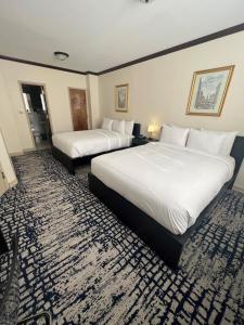 纽约Night Hotel Broadway的酒店客房带两张床和地毯