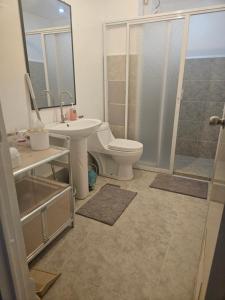 巴科洛德Ecostay @ Amaia的浴室配有卫生间、盥洗盆和淋浴。