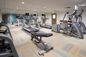 布里瓦德Holiday Inn Express - Brevard, an IHG Hotel的健身房设有数台跑步机和有氧运动器材
