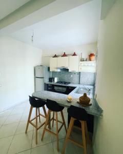 卡萨布兰卡Petit appartement 68m2 quartier Bourgogne的一个带柜台的厨房和一些凳子