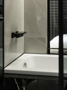 台中市暮云商旅的带浴缸和窗户的浴室